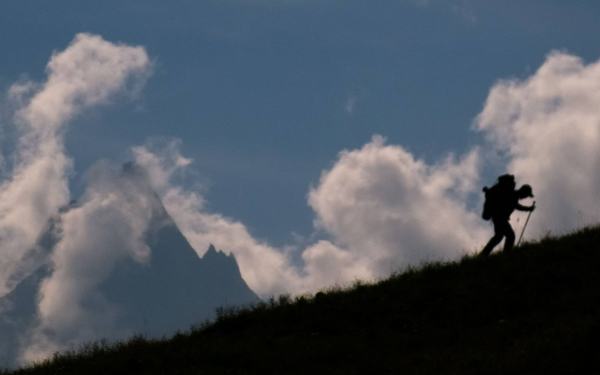 Ein Wanderer steigt den Berg hinauf.